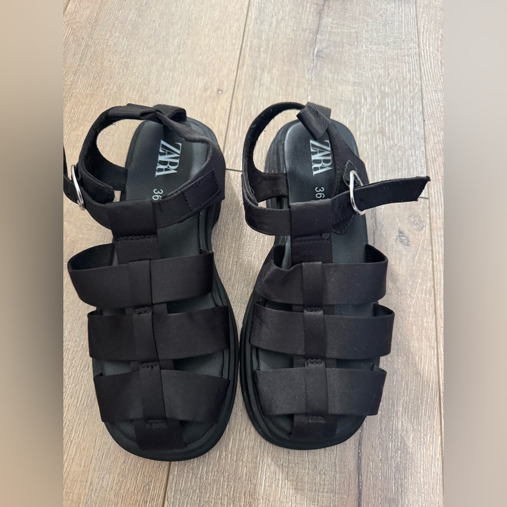 ZARA fisherman’s Sandals
Size 36/ 6 women’s